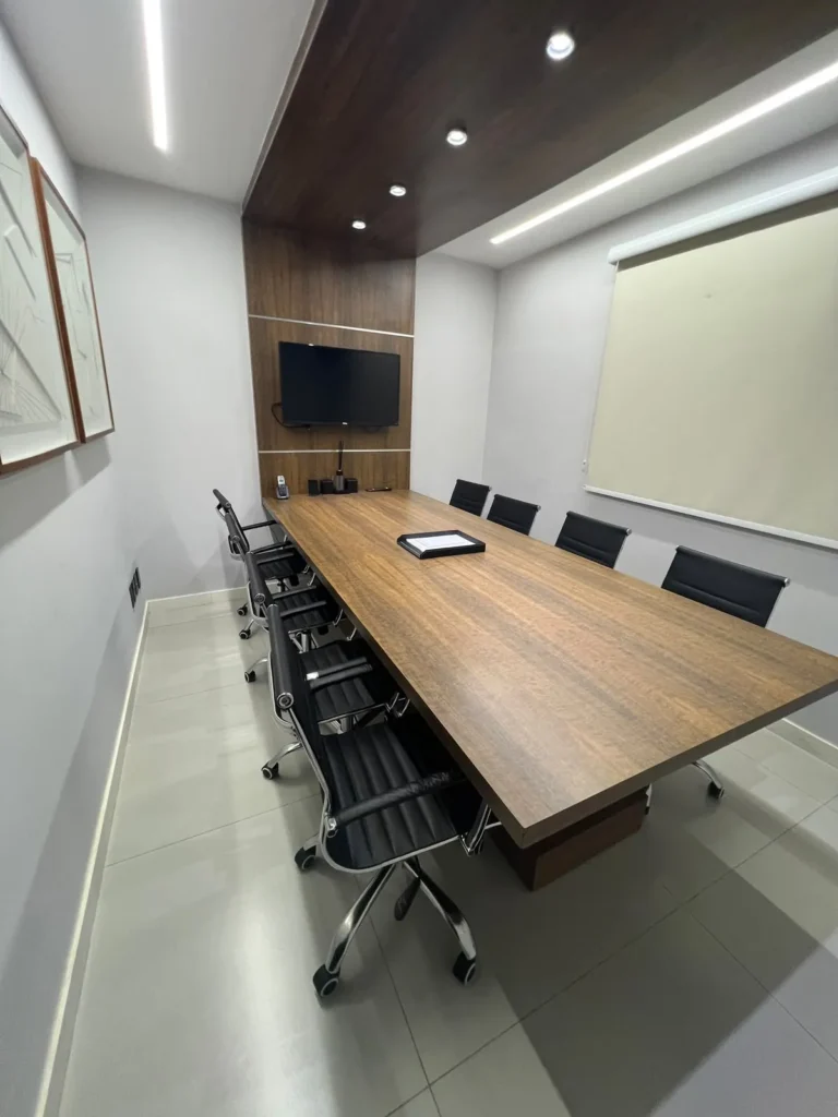 Mesa de reuniões do escritório Ornelas Advogados