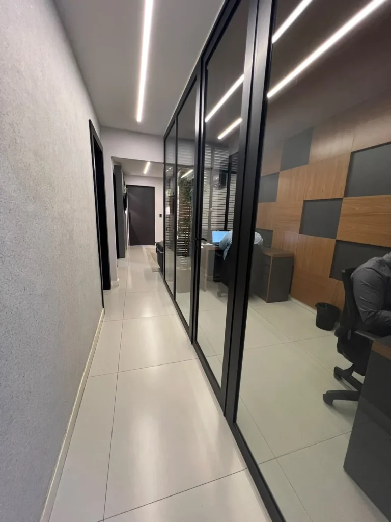 Corredor de acesso às salas privativas do escritório