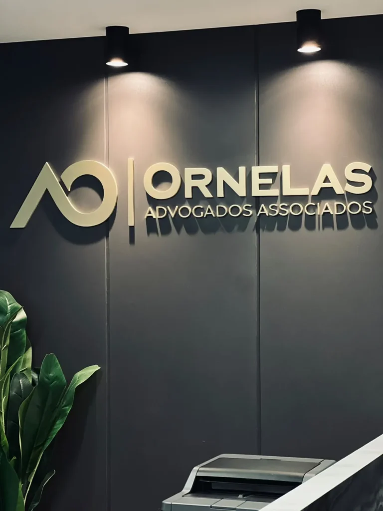 Letreiro Ornelas Advogados Associados no hall de entrada